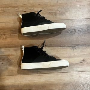 Globe skate shoes mid tops called Los Angered 2